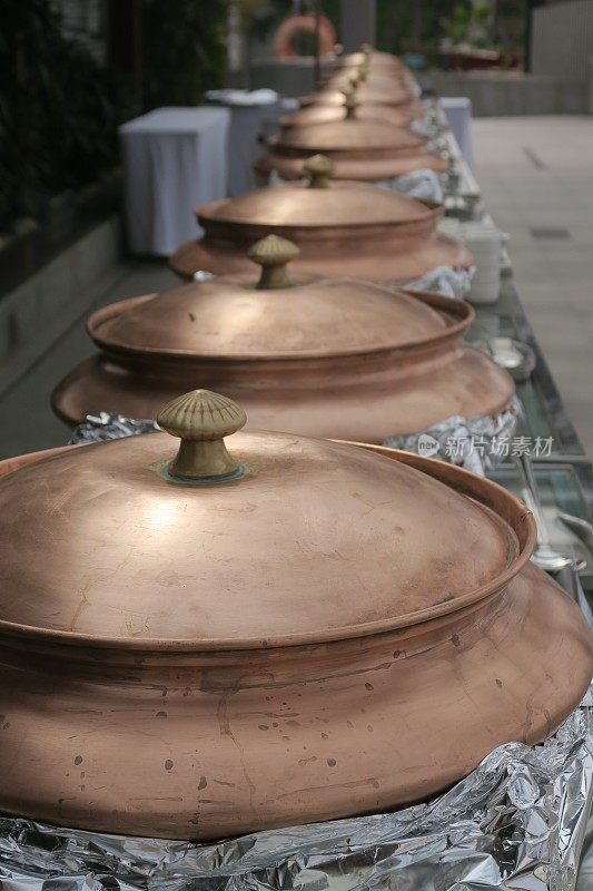 大型铜锅/陶罐在午餐印度自助户外与服务勺子保持印度美食的温暖，新德里，印度，为自己服务，吃多少你想要的印度餐厅食物